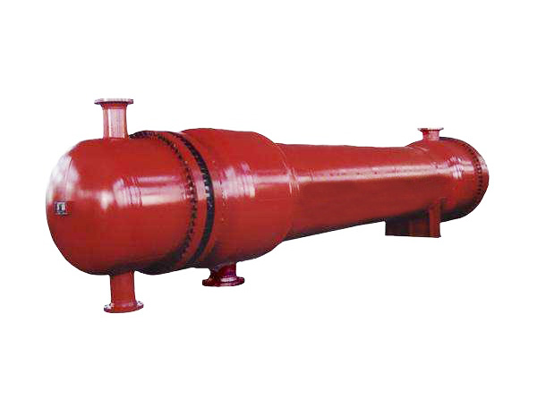 <b>浮頭式折流桿換熱器與冷凝器是一種新型高效的傳熱設備，具有防振性能強、流動(dòng)阻力小、不易結垢、傳熱性能好及表面溫度均勻等優(yōu)點(diǎn)。它不同于常用的弓形折流板換熱器，換熱管由桿系組成的折流圈支撐，從上下左右四個(gè)方位將管子固定。殼程流體平行于管束的軸向流動(dòng)，流動(dòng)阻力很小，一般是弓形板的1/7～1/9，因而可以提高殼程流速來(lái)增加殼程的湍流程度，從而強化傳熱。</b>